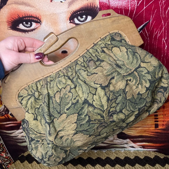 Vintage Handbags - vintage 40s 50s tapestry handbag w/ unique wooden handle